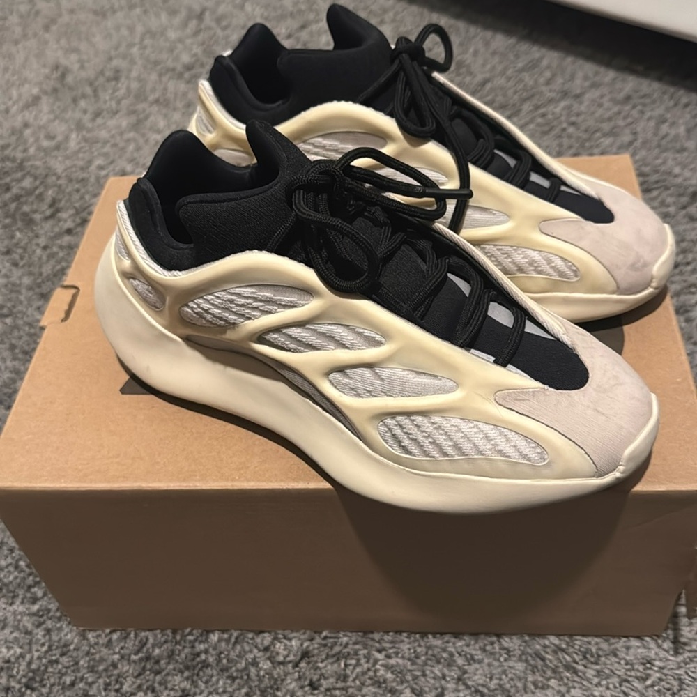 Yeezy 700 v3